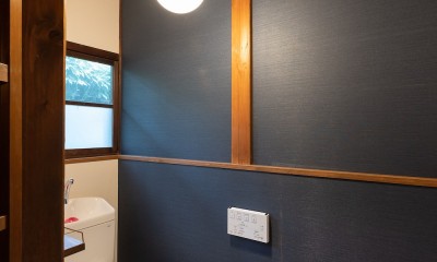 残して活かすリフォームで、築80年の日本家屋を和洋・新旧のミックス感を楽しむ家に (トイレ)