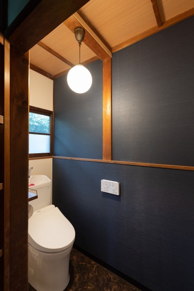 トイレ (残して活かすリフォームで、築80年の日本家屋を和洋・新旧のミックス感を楽しむ家に)