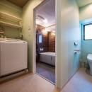 絵画が迎える。上質な暮らしをかなえる住まいの写真 トイレは扉で区切らず、洗面、浴室ともアクセスしやすいように一室としました