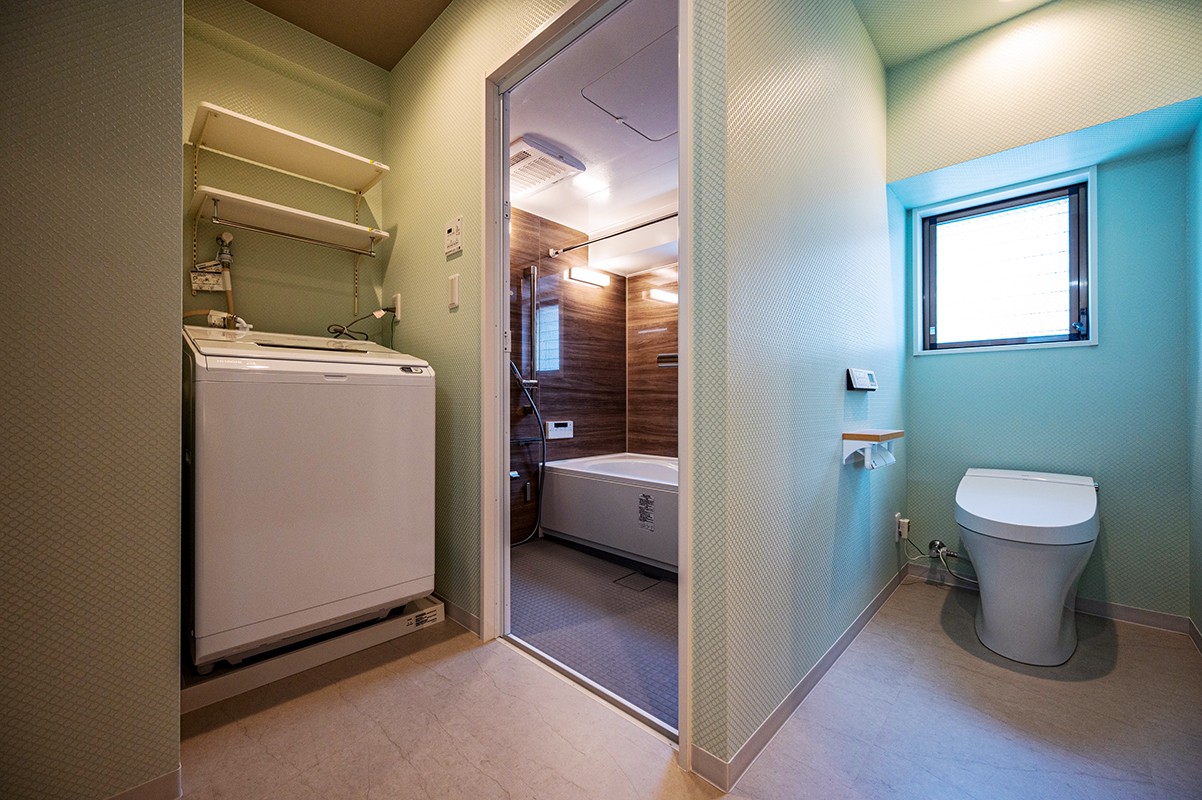バス/トイレ事例：トイレは扉で区切らず、洗面、浴室ともアクセスしやすいように一室としました（絵画が迎える。上質な暮らしをかなえる住まい）