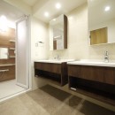 タイルと間接照明の高級感ある空間の写真 洗面室