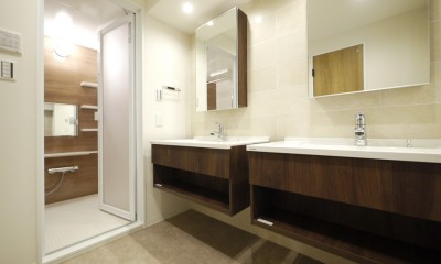 洗面室｜タイルと間接照明の高級感ある空間