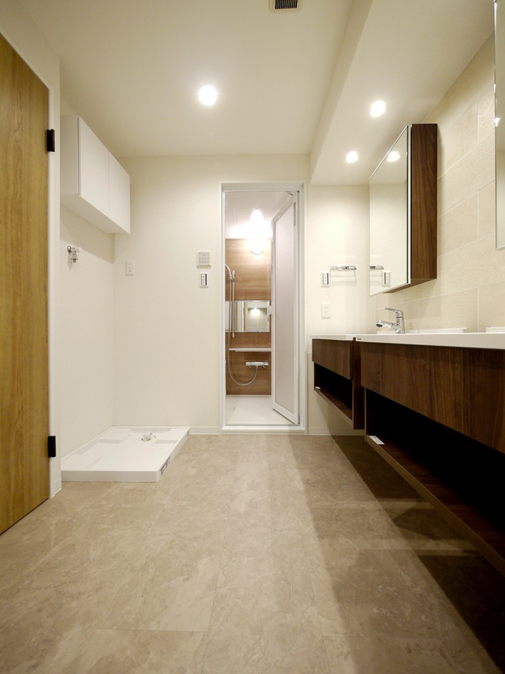 バス/トイレ事例：洗面室全体（タイルと間接照明の高級感ある空間）