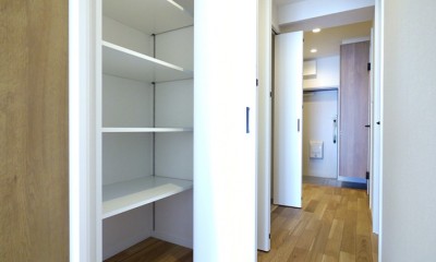 廊下可動棚収納｜タイルと間接照明の高級感ある空間