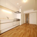 タイルと間接照明の高級感ある空間の写真 キッチン