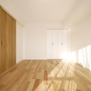 タイルと間接照明の高級感ある空間の写真 引き戸の洋室