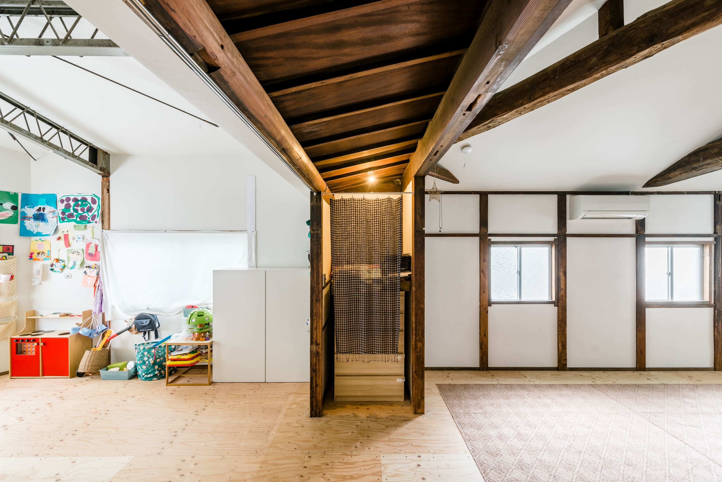 木造に鉄骨造が増築された歴史がわかるアングル ストックの履歴をたどる リビングダイニング事例 Suvaco スバコ