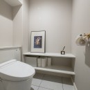 クラシックとモダンが合わさる大人のマンションリノベーションの写真 トイレ