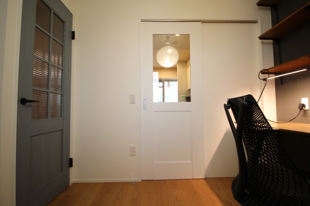 書斎事例：隣のキッチンへの動線も確保したスライドドア（在宅ワークにシフトするためのリフォーム）