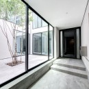 屋外での寛ぎを楽しむ家／東京都世田谷区の写真 開放的なエントランスアプローチ