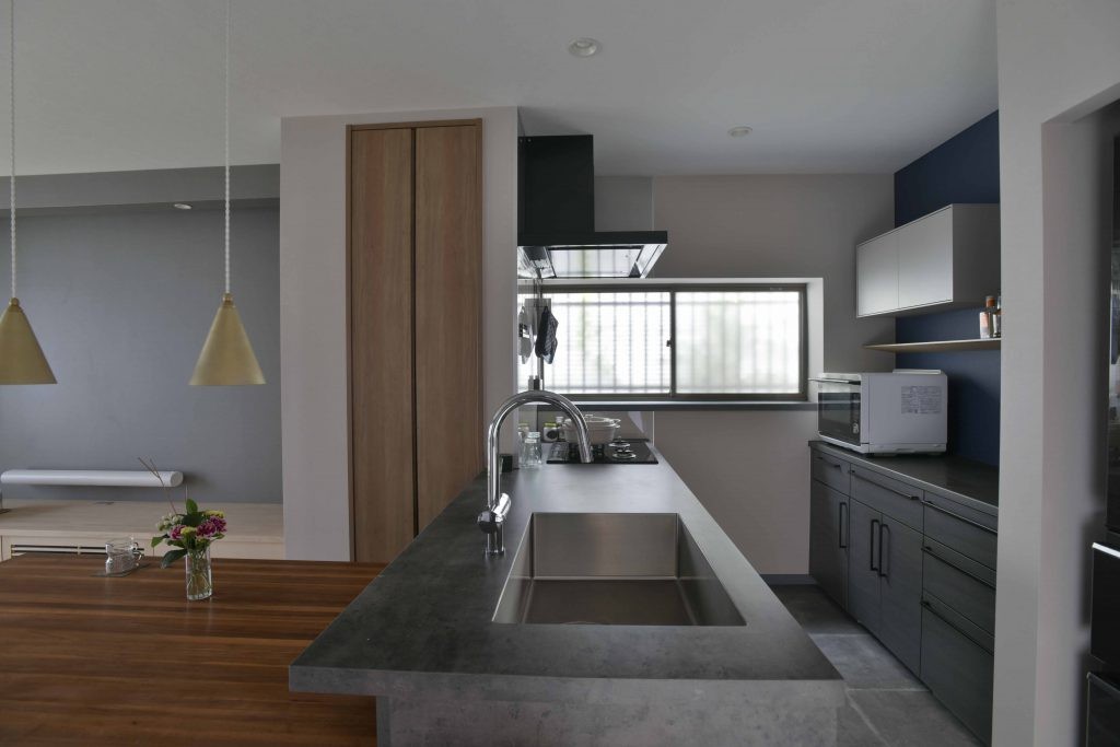キッチン事例：グレーの天板が美しいキッチンです（仕事と家事のはかどるデザイナー夫婦の家）