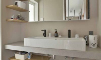 仕事と家事のはかどるデザイナー夫婦の家 (洗面室)