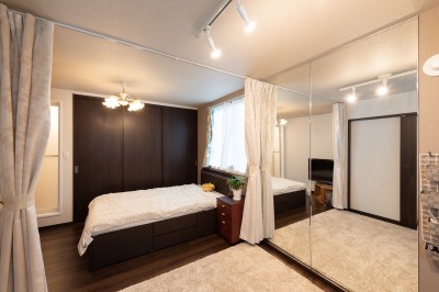 寝室 (書道に専念できる和モダン作業スペース＆ホテルライクな寝室を備えた居心地の良い家)