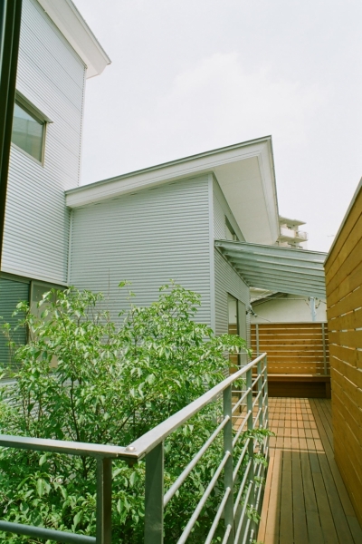 中庭をめぐる空中回廊 (大井町の家―中庭を囲むＨ型プラン)