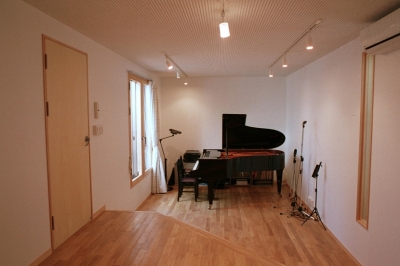 ミニコンサートの開ける音楽室 (大井町の家―中庭を囲むＨ型プラン)