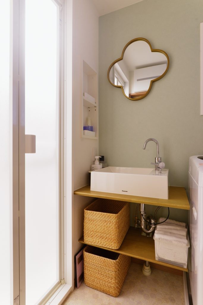バス/トイレ事例：シンプルな造作洗面台に合わせるのは可愛い鏡（趣味と青）