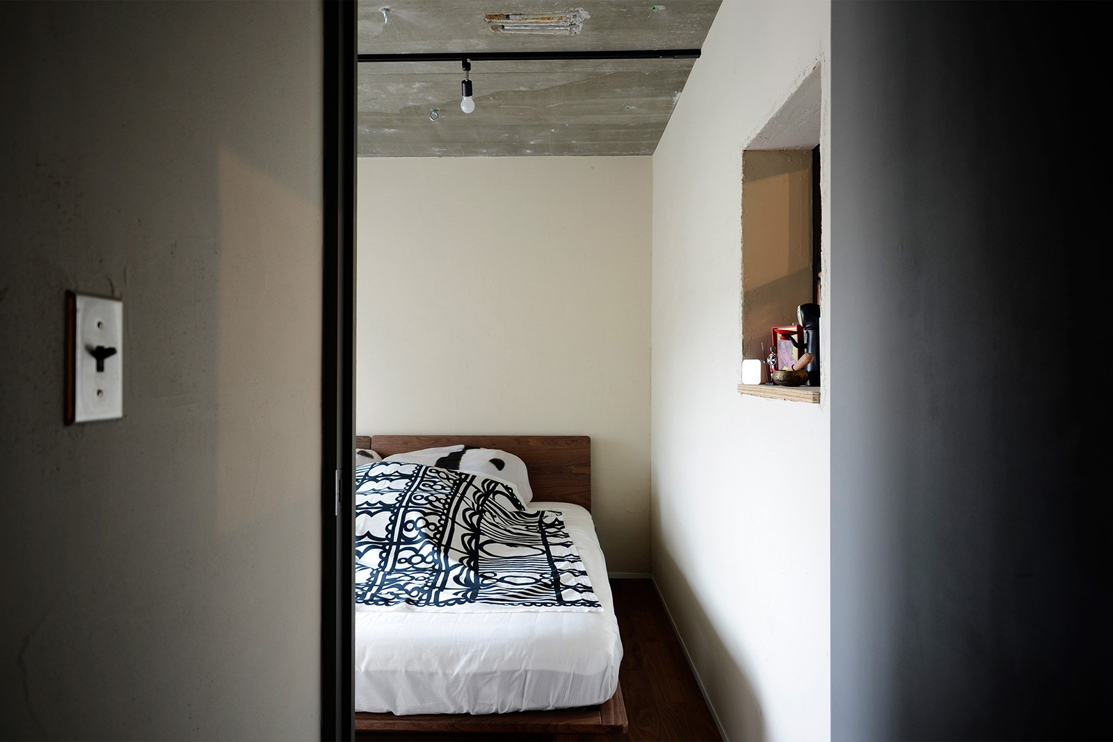ベッドルーム事例：寝室（『ROUGH』 ― 君が貼ったタイルと、僕の塗った壁）