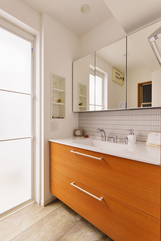 バス/トイレ事例：洗面室（パントリー兼ランドリーにスケルトン階段。見どころ満載の開放的なLDKができました。）