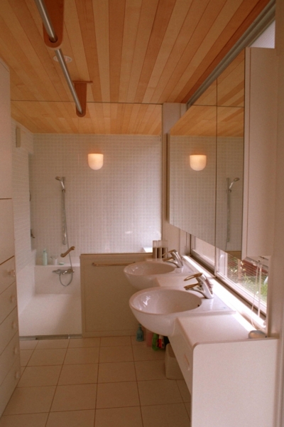 屋上庭園に面した洗面室とバスルーム (浅草の家―２階にある庭)