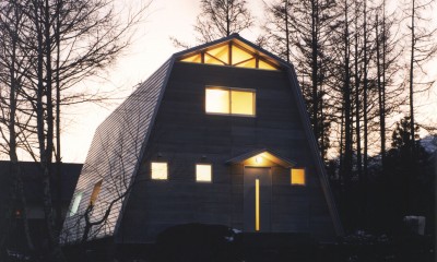 外観夕景｜－尾根に建つ銀色のセカンドハウス－「白馬の山小屋」＜リノベーション＞