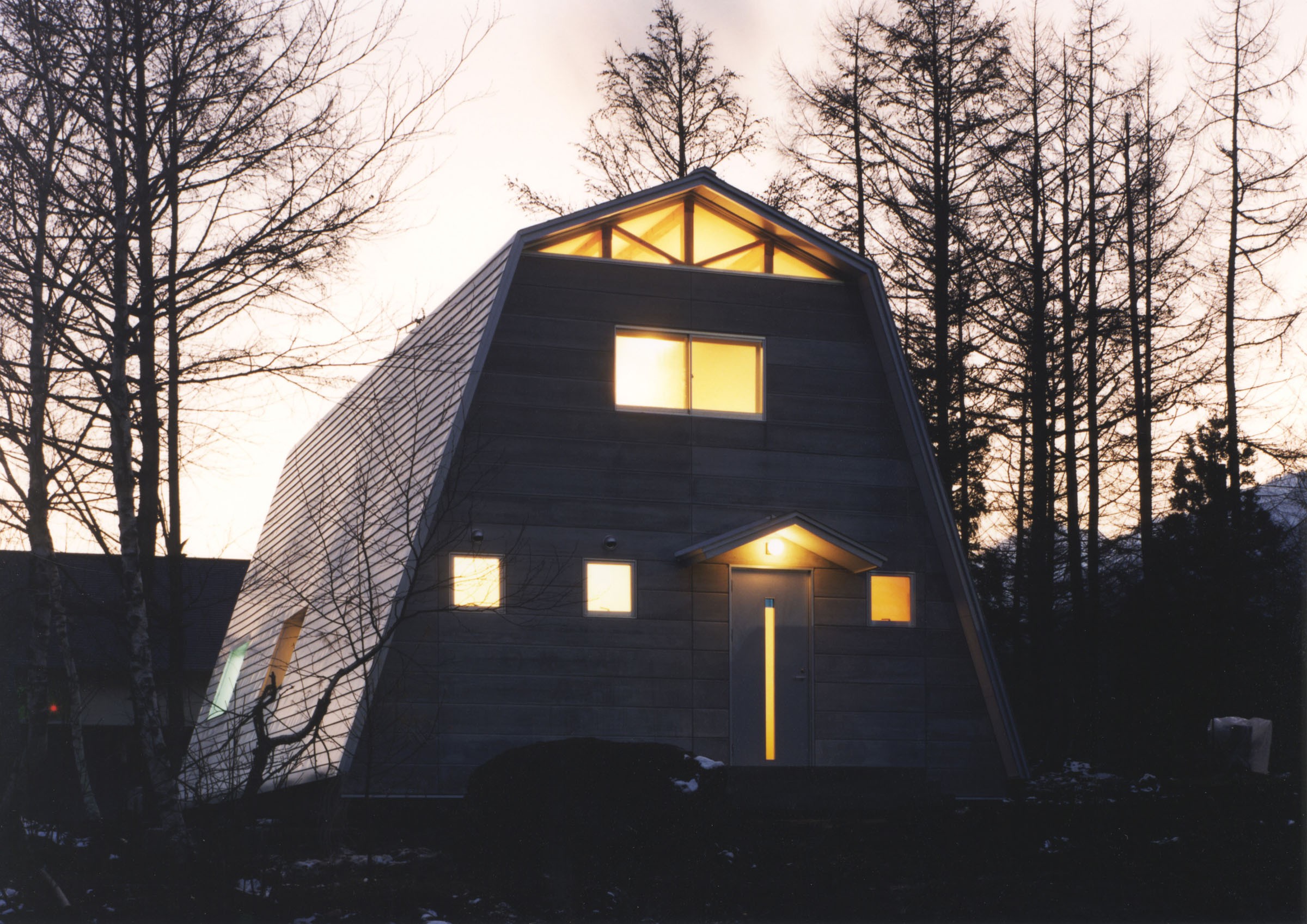 外観事例：外観夕景（－尾根に建つ銀色のセカンドハウス－「白馬の山小屋」＜リノベーション＞）