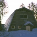 －尾根に建つ銀色のセカンドハウス－「白馬の山小屋」＜リノベーション＞の写真 積雪時の外観