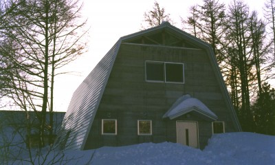 積雪時の外観｜－尾根に建つ銀色のセカンドハウス－「白馬の山小屋」＜リノベーション＞