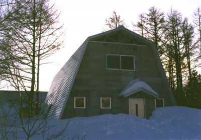 積雪時の外観 (－尾根に建つ銀色のセカンドハウス－「白馬の山小屋」＜リノベーション＞)