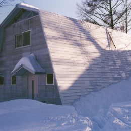 －尾根に建つ銀色のセカンドハウス－「白馬の山小屋」＜リノベーション＞ (積雪時の外観)