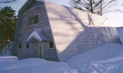 －尾根に建つ銀色のセカンドハウス－「白馬の山小屋」＜リノベーション＞ (積雪時の外観)