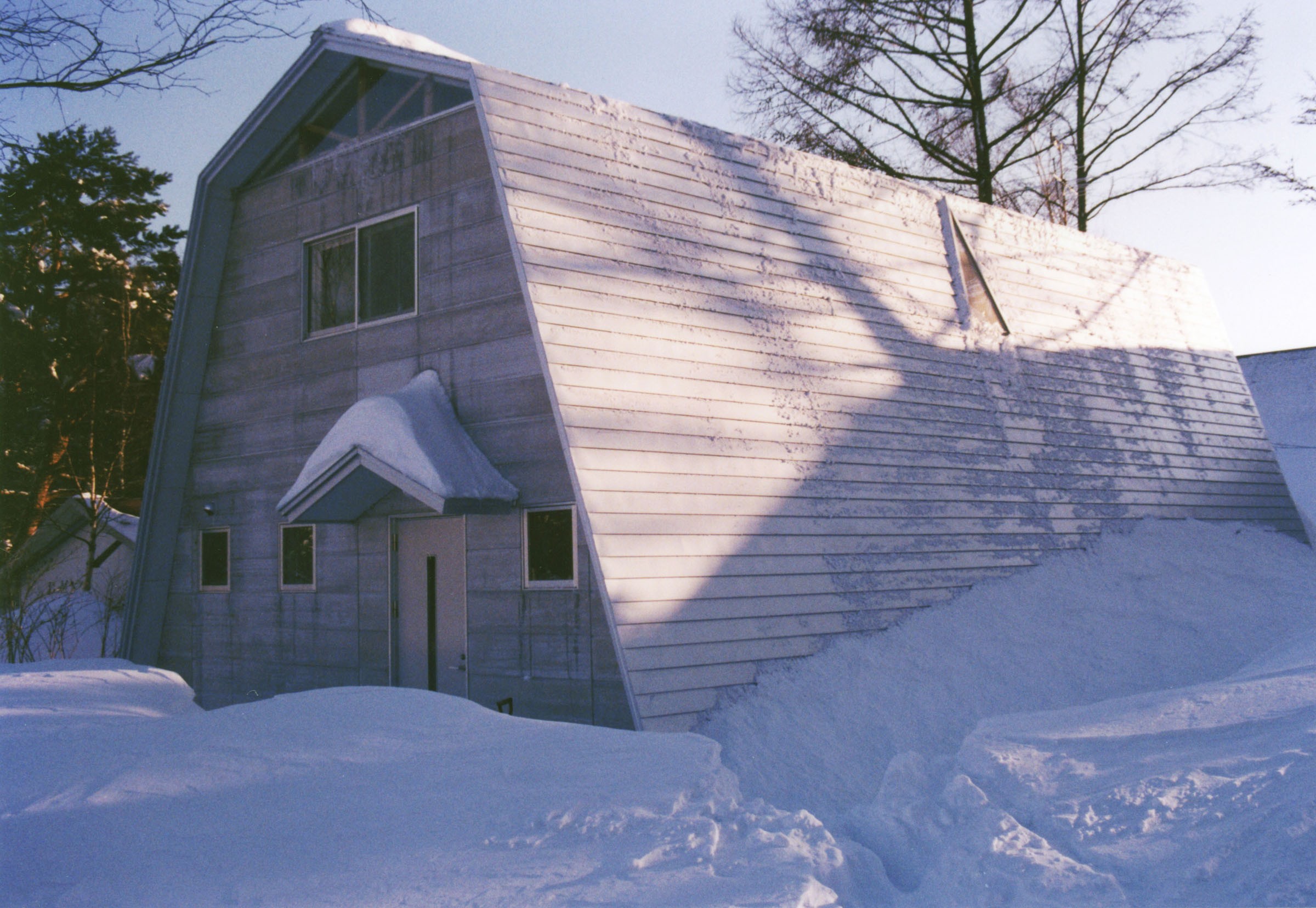 外観事例：積雪時の外観（－尾根に建つ銀色のセカンドハウス－「白馬の山小屋」＜リノベーション＞）