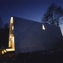 －尾根に建つ銀色のセカンドハウス－「白馬の山小屋」＜リノベーション＞の写真 外観夕景
