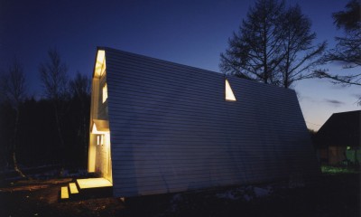 外観夕景｜－尾根に建つ銀色のセカンドハウス－「白馬の山小屋」＜リノベーション＞