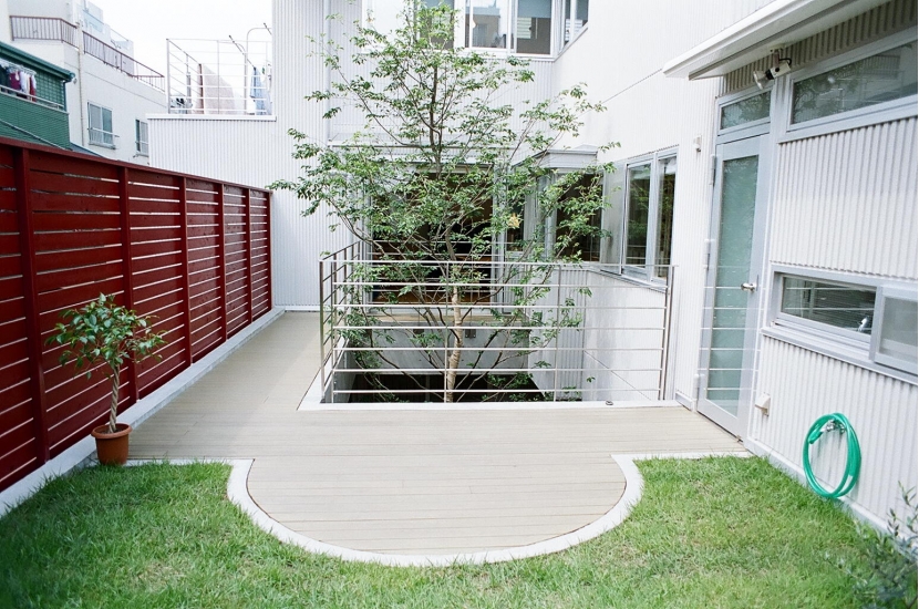 アウトドア事例：屋上庭園とシンボルツリー（浅草の家―２階にある庭）