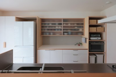 キッチン背面収納 (箕面のマンションリフォーム／温熱環境にこだわり、きめ細かにつくり込む)