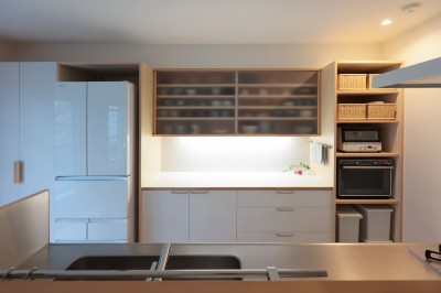 キッチン背面収納　照明 (箕面のマンションリフォーム／温熱環境にこだわり、きめ細かにつくり込む)