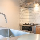 kevyt ～ 重量鉄骨造の建物の利点をうまく活しデザインした戸建リノベーション作品の写真 シンプルで使いやすいキッチン