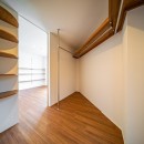 kevyt ～ 重量鉄骨造の建物の利点をうまく活しデザインした戸建リノベーション作品の写真 飾り棚のあるWICを抜けると明るい寝室が現れます。