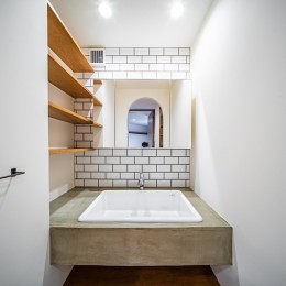kevyt ～ 重量鉄骨造の建物の利点をうまく活しデザインした戸建リノベーション作品 (シンプルで使いやすい洗面室)