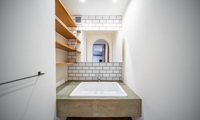 kevyt ～ 重量鉄骨造の建物の利点をうまく活しデザインした戸建リノベーション作品 (シンプルで使いやすい洗面室)
