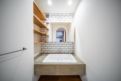 シンプルで使いやすい洗面室 (kevyt ～ 重量鉄骨造の建物の利点をうまく活しデザインした戸建リノベーション作品)