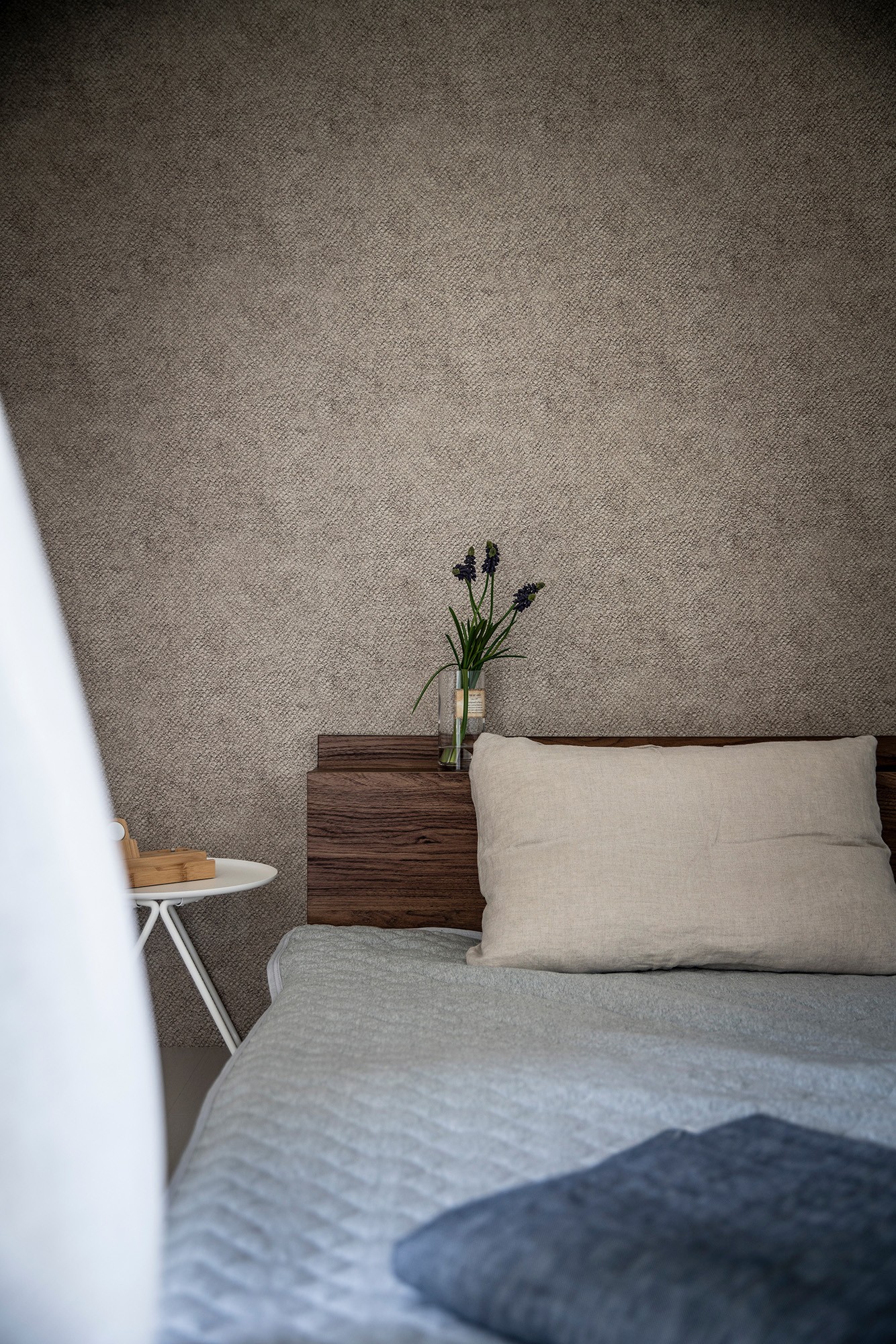 ベッドルーム事例：居室（シンプルで落ち着いた壁紙が自然と部屋に馴染む。風合いを演出するデザイン。）