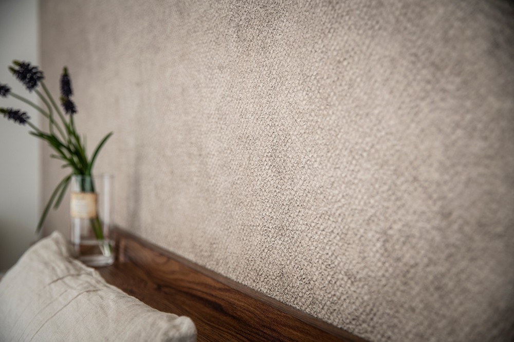 シンプルで落ち着いた壁紙が自然と部屋に馴染む。風合いを演出するデザイン。 (居室_壁面アップ)