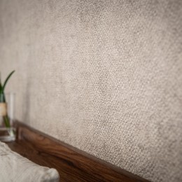 シンプルで落ち着いた壁紙が自然と部屋に馴染む。風合いを演出するデザイン。 (居室_壁面アップ)