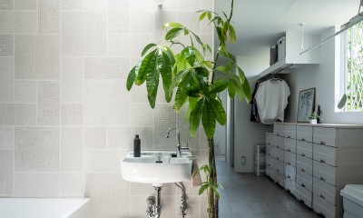 シンプルで落ち着いた壁紙が自然と部屋に馴染む。風合いを演出するデザイン。 (解放感のあるバスルーム)