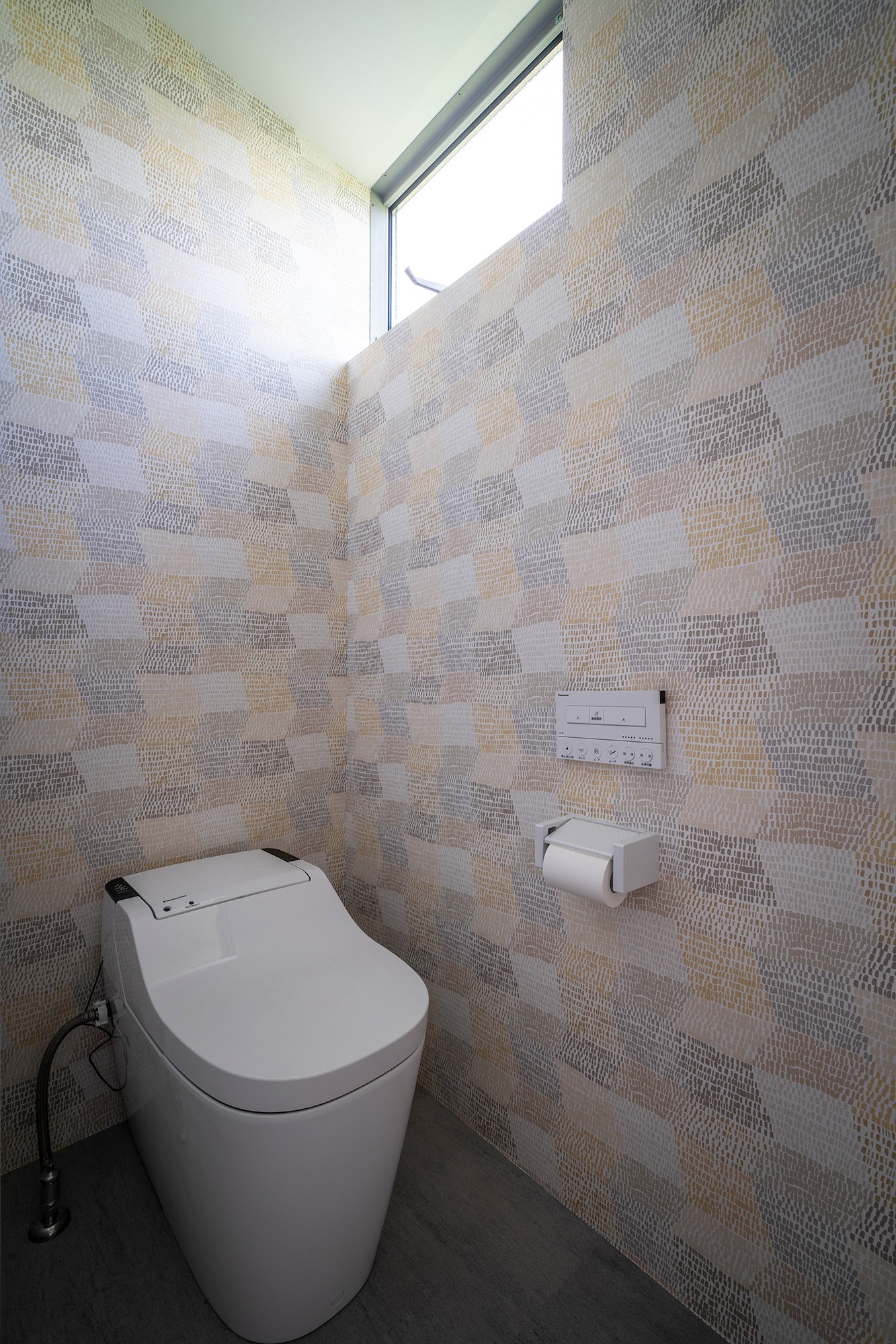 バス/トイレ事例：壁面に遊びを入れたトイレ（シンプルで落ち着いた壁紙が自然と部屋に馴染む。風合いを演出するデザイン。）