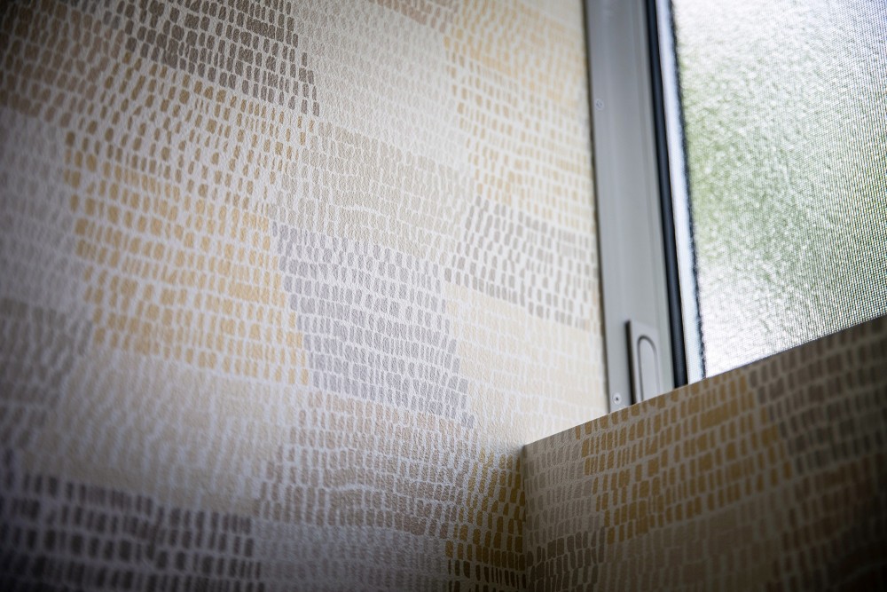 シンプルで落ち着いた壁紙が自然と部屋に馴染む。風合いを演出するデザイン。 (トイレ_壁面アップ)