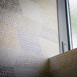 シンプルで落ち着いた壁紙が自然と部屋に馴染む。風合いを演出するデザイン。 (トイレ_壁面アップ)