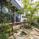 景色を取り込む二世帯住宅／東京都大田区の写真 縁側から楽しむ和モダンの庭