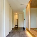 景色を取り込む二世帯住宅／東京都大田区の写真 小上がりの和室のある玄関ホール